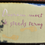 Een tekst op een muur in Den Burg<br/>Copyright © JTravel.nl Een tekst op een muur in Den Burg / Copyright © JTravel.nl