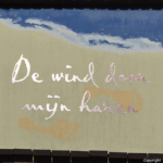 Een tekst op een muur in Den Burg<br/>Copyright © JTravel.nl Een tekst op een muur in Den Burg / Copyright © JTravel.nl
