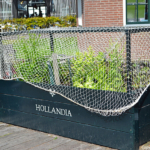Hollandia's Scheepstuin in het Kaap Skil Museum in Oudeschild<br/>Een zelfde tuin stond op het dek van het VOC-schip Hollandia. Het schip verging met man en muis voor de kust van Zuid-Engeland, slechts enkele weken na het verlaten van de Rede van Texel in 1743. Een variëteit aan voedselresten en zaden zijn het wrak van het schip gevonden. De planten in de scheepstuin hier, zijn planten die op de originele ladingslijst van de Hollandia stonden genoteerd.<br/>Copyright © JTravel.nl Hollandia's Scheepstuin in het Kaap Skil Museum in Oudeschild / Copyright © JTravel.nl