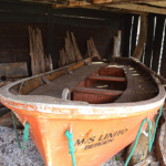 Reddingssloep van de Linito in het Kaap Skil Museum in Oudeschild<br/>Reddingssloep van de Noorse kustvaarder Linito. Dit schip met een lading natuursteen aan boord, verging januari 1995 ruim drie mijl ten noordwesten van de Texelse vuurtoren. De vijfkoppige bemanning redde zich in eerste instantie met een reddingsvlot en werden later aan boord genomen door een sleepboot. Deze sloep spoelde aan bij Paal 17. De lading natuursteen is verloren gegaan.<br/>Copyright © JTravel.nl Reddingssloep van de Linito in het Kaap Skil Museum in Oudeschild / Copyright © JTravel.nl