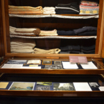 Een kledingkast in het Kaap Skil Museum in Oudeschild<br/>Copyright © JTravel.nl Een kledingkast in het Kaap Skil Museum in Oudeschild / Copyright © JTravel.nl