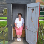Ik op de poepdoos in het Kaap Skil Museum in Oudeschild<br/>Copyright © JTravel.nl Ik op de poepdoos in het Kaap Skil Museum in Oudeschild / Copyright © JTravel.nl