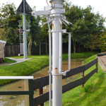Havenlichten in het Kaap Skil Museum in Oudeschild<br/>Op het havenhoofd van Oudeschild stonden tussen 1932 en 1985 deze havenlichten. Het bakboordlicht is tijdens de Tweede Wereldoorlog beschadigd door vijandelijk mitrailleurvuur en zwaarder geschut.<br/>Copyright © JTravel.nl Havenlichten in het Kaap Skil Museum in Oudeschild / Copyright © JTravel.nl