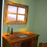 Het bureau van Balthazar Huydecoper in het Kaap Skil Museum in Oudeschild<br/>Balthazar Huydecoper solliciteerde in 1732 naar de baan van baljuw/schout op Texel. Het ambt van schout op Texel leek hem ideaal, omdat het hem de mogelijkheid bood om, naast het werk dat bij het ambt hoorde, in alle rust te werken aan zijn grote liefde: het schrijven voor theater. Balthazar was een serieus man, die in staat was teruggetrokken te leven. Toch viel het werk op Texel hem zwaar. Vanaf 1758 bezocht hij Texel niet meer. Zijn officiële ontslag als schout, dijkgraaf en bode van Texel en baljauw van Eierland volgde pas in 1769. Vanwege zijn slechte gezondheid was hij niet meer in staat zijn taak goed uit te voeren.<br/>Copyright © JTravel.nl Het bureau van Balthazar Huydecoper in het Kaap Skil Museum in Oudeschild / Copyright © JTravel.nl