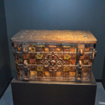 De maquette van de Reede van Texel in het Kaap Skil Museum in Oudeschild<br/>De Reede van Texel, ankerplaats voor zeeschepen, lag voor de zuidoostkust van Texel. Tussen 1500 en 1900 gingen er vele duizenden zeilschepen voor anker. Beschut door het eiland Texel tegen de heersende westenwind was de Reede, dichtbij de Noordzee, een ideaal vertrek- en aankomstpunt voor de scheepvaart. Wie toen over de Reede van Texel keek, zag een woud van masten en een continue bewegen van schepen. De omgeving was gevuld met het geluid van krakend hout en klapperende zeilen en de geur van zilte zeelucht vermengd met die van teer. De maquette van de Reede van Texel geeft een beeld hoe de Reede er in het verleden heeft uitgezien. Ruim honderd schepen die in detail op schaal zijn nagemaakt. Nauwkeurige reconstructies van alle belangrijke scheepstypen, zoals die gebouwd werden in de Gouden Eeuw.<br/>Copyright © JTravel.nl De maquette van de Reede van Texel in het Kaap Skil Museum in Oudeschild / Copyright © JTravel.nl