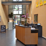 De receptie van het Fletcher Hotel De Cooghen in De Koog<br/>Copyright © JTravel.nl De receptie van het Fletcher Hotel De Cooghen in De Koog / Copyright © JTravel.nl