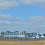 KLM vliegtuigen op Schiphol gezien vanuit de bus tijdens de Kaagbaan Experience<br/>Copyright © JTravel.nl KLM vliegtuigen op Schiphol gezien vanuit de bus tijdens de Kaagbaan Experience / Copyright © JTravel.nl