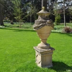 Een vaas in de tuin van Kasteel Keukenhof in Lisse<br/>Copyright ยฉ JTravel.nl Een vaas in de tuin van Kasteel Keukenhof in Lisse / Copyright ยฉ JTravel.nl