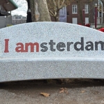 Bankje met IAmsterdam op het Museumplein in Amsterdam<br/>Copyright © JTravel.nl Bankje met IAmsterdam op het Museumplein in Amsterdam / Copyright © JTravel.nl