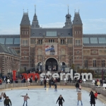 De ijsbaan op het Museumplein voor het Rijksmuseum in november 2018 in Amsterdam<br/>Copyright © JTravel.nl De ijsbaan op het Museumplein voor het Rijksmuseum in november 2018 in Amsterdam / Copyright © JTravel.nl