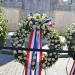 De krans van Koning Willem-Alexander en Koningin Màxima van de Dodenherdenking op 4 mei 2017 bij het Nationaal Monument op de Dam<br/>Copyright © JTravel.nl De krans van Koning Willem-Alexander en Koningin Màxima van de Dodenherdenking op 4 mei 2017 bij het Nationaal Monument op de Dam / Copyright © JTravel.nl