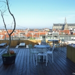 Het terras van Restaurant DeDAKKAS in Haarlem bovenop parkeergarage De Kamp<br/>Copyright © JTravel.nl Het terras van Restaurant DeDAKKAS in Haarlem bovenop parkeergarage De Kamp / Copyright © JTravel.nl