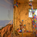 Flipflopkunst uit Kenia in expositieruimte 3 van het Schipbreuk- en Juttersmuseum Flora in De Koog<br/>Copyright © JTravel.nl Flipflopkunst uit Kenia in expositieruimte 3 van het Schipbreuk- en Juttersmuseum Flora in De Koog / Copyright © JTravel.nl