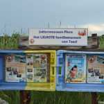 Aan de kant van de weg naar het Schipbreuk- en Juttersmuseum Flora in De Koog<br/>Copyright © JTravel.nl Aan de kant van de weg naar het Schipbreuk- en Juttersmuseum Flora in De Koog / Copyright © JTravel.nl