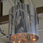 Een lamp die in de zaal hangt waar de tentoonstelling Waterbazen wordt gehouden in het Cruquius Museum in Cruquius<br/>Copyright © JTravel.nl Een lamp die in de zaal hangt waar de tentoonstelling Waterbazen wordt gehouden in het Cruquius Museum in Cruquius / Copyright © JTravel.nl