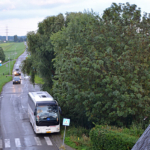 Uitzicht vanaf de zolder van het Rijnlandshuis in Spaarndam naar de bus die de groep vervoerde tijdens de Instawalk Waterbazen<br/>Copyright © JTravel.nl Uitzicht vanaf de zolder van het Rijnlandshuis in Spaarndam naar de bus die de groep vervoerde tijdens de Instawalk Waterbazen / Copyright © JTravel.nl