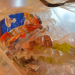 Allerlei soorten plastic tijdens de workshop โVerdien geld met je plastic afvalโ op de GeWoonboot in Amsterdam Noord tijdens de Instameet 24H Noord<br/>Copyright ยฉ JTravel.nl Allerlei soorten plastic tijdens de workshop โVerdien geld met je plastic afvalโ op de GeWoonboot in Amsterdam Noord tijdens de Instameet 24H Noord / Copyright ยฉ JTravel.nl