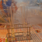 Testbuisjes met olie en water tijdens de workshop โVerdien geld met je plastic afvalโ op de GeWoonboot in Amsterdam Noord tijdens de Instameet 24H Noord<br/>Copyright ยฉ JTravel.nl Testbuisjes met olie en water tijdens de workshop โVerdien geld met je plastic afvalโ op de GeWoonboot in Amsterdam Noord tijdens de Instameet 24H Noord / Copyright ยฉ JTravel.nl