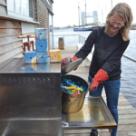 Het proces van het maken van de blokken van LDPE plastic tijdens de workshop โVerdien geld met je plastic afvalโ op de GeWoonboot in Amsterdam Noord tijdens de Instameet 24H Noord<br/>Copyright ยฉ JTravel.nl Het proces van het maken van de blokken van LDPE plastic tijdens de workshop โVerdien geld met je plastic afvalโ op de GeWoonboot in Amsterdam Noord tijdens de Instameet 24H Noord / Copyright ยฉ JTravel.nl