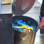 Het proces van het maken van de blokken van LDPE plastic tijdens de workshop โVerdien geld met je plastic afvalโ op de GeWoonboot in Amsterdam Noord tijdens de Instameet 24H Noord<br/>Copyright ยฉ JTravel.nl Het proces van het maken van de blokken van LDPE plastic tijdens de workshop โVerdien geld met je plastic afvalโ op de GeWoonboot in Amsterdam Noord tijdens de Instameet 24H Noord / Copyright ยฉ JTravel.nl