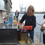 Het proces van het maken van de blokken van LDPE plastic tijdens de workshop โVerdien geld met je plastic afvalโ op de GeWoonboot in Amsterdam Noord tijdens de Instameet 24H Noord<br/>Copyright ยฉ JTravel.nl Het proces van het maken van de blokken van LDPE plastic tijdens de workshop โVerdien geld met je plastic afvalโ op de GeWoonboot in Amsterdam Noord tijdens de Instameet 24H Noord / Copyright ยฉ JTravel.nl
