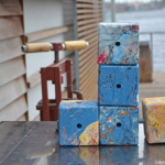 Blokken gemaakt van LDPE plastic tijdens de workshop โVerdien geld met je plastic afvalโ op de GeWoonboot in Amsterdam Noord tijdens de Instameet 24H Noord<br/>Copyright ยฉ JTravel.nl Blokken gemaakt van LDPE plastic tijdens de workshop โVerdien geld met je plastic afvalโ op de GeWoonboot in Amsterdam Noord tijdens de Instameet 24H Noord / Copyright ยฉ JTravel.nl