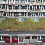 Het uitzicht vanaf een galerij op de 6e etage aan een binnenplein in het Groot Handelsgebouw in Rotterdam<br/>Copyright © JTravel.nl Het uitzicht vanaf een galerij op de 6e etage aan een binnenplein in het Groot Handelsgebouw in Rotterdam / Copyright © JTravel.nl