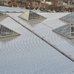 Het uitzicht vanaf een galerij op de 6e etage aan de buitenkant over het dak van het Centraal Station van Rotterdam in het Groot Handelsgebouw in Rotterdam<br/>Copyright © JTravel.nl Het uitzicht vanaf een galerij op de 6e etage aan de buitenkant over het dak van het Centraal Station van Rotterdam in het Groot Handelsgebouw in Rotterdam / Copyright © JTravel.nl