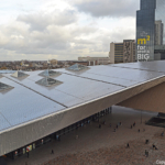 Het uitzicht vanaf een galerij op de 6e etage aan de buitenkant over het dak van het Centraal Station van Rotterdam in het Groot Handelsgebouw in Rotterdam<br/>Copyright © JTravel.nl Het uitzicht vanaf een galerij op de 6e etage aan de buitenkant over het dak van het Centraal Station van Rotterdam in het Groot Handelsgebouw in Rotterdam / Copyright © JTravel.nl