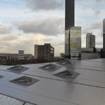 Het uitzicht vanaf een galerij op de 6e etage aan de buitenkant over het dak van het Centraal Station van Rotterdam in het Groot Handelsgebouw in Rotterdam<br/>Copyright © JTravel.nl Het uitzicht vanaf een galerij op de 6e etage aan de buitenkant over het dak van het Centraal Station van Rotterdam in het Groot Handelsgebouw in Rotterdam / Copyright © JTravel.nl