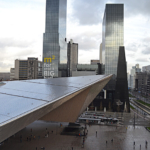 Het uitzicht vanaf een galerij op de 6e etage aan de buitenkant over het dak van het Centraal Station van Rotterdam in het Groot Handelsgebouw in Rotterdam<br/>Copyright © JTravel.nl Het uitzicht vanaf een galerij op de 6e etage aan de buitenkant over het dak van het Centraal Station van Rotterdam in het Groot Handelsgebouw in Rotterdam / Copyright © JTravel.nl