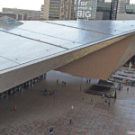 Het uitzicht vanaf een galerij op de 6e etage aan de buitenkant over het dak van het Centraal Station van Rotterdam in het Groot Handelsgebouw in Rotterdam<br/>Copyright © JTravel.nl Het uitzicht vanaf een galerij op de 6e etage aan de buitenkant over het dak van het Centraal Station van Rotterdam in het Groot Handelsgebouw in Rotterdam / Copyright © JTravel.nl