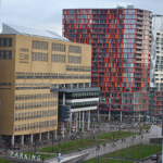 Het uitzicht vanaf een galerij op de 6e etage aan de buitenkant richting het Stationsplein in het Groot Handelsgebouw in Rotterdam<br/>Copyright © JTravel.nl Het uitzicht vanaf een galerij op de 6e etage aan de buitenkant richting het Stationsplein in het Groot Handelsgebouw in Rotterdam / Copyright © JTravel.nl
