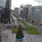 De kerstboom op het Stationsplein vanaf een galerij op de 6e etage aan de buitenkant in het Groot Handelsgebouw in Rotterdam<br/>Copyright © JTravel.nl De kerstboom op het Stationsplein vanaf een galerij op de 6e etage aan de buitenkant in het Groot Handelsgebouw in Rotterdam / Copyright © JTravel.nl