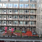 Het uitzicht vanaf een galerij op de 4e etage aan een binnenplein in het Groot Handelsgebouw in Rotterdam<br/>Copyright © JTravel.nl Het uitzicht vanaf een galerij op de 4e etage aan een binnenplein in het Groot Handelsgebouw in Rotterdam / Copyright © JTravel.nl