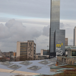 Het uitzicht vanaf het dakterras over het dak van het Centraal Station in het Groot Handelsgebouw in Rotterdam<br/>Copyright © JTravel.nl Het uitzicht vanaf het dakterras over het dak van het Centraal Station in het Groot Handelsgebouw in Rotterdam / Copyright © JTravel.nl
