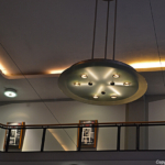 Een lamp in de centrale hal van het Groot Handelsgebouw in Rotterdam<br/>Copyright © JTravel.nl Een lamp in de centrale hal van het Groot Handelsgebouw in Rotterdam / Copyright © JTravel.nl