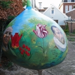 De reuzenbol 'De iconen van de tulpenteelt' in de tuin van Museum de Zwarte Tulp in Lisse<br/>Copyright © JTravel.nl De reuzenbol 'De iconen van de tulpenteelt' in de tuin van Museum de Zwarte Tulp in Lisse / Copyright © JTravel.nl