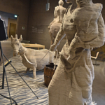 Een boerin met kind op de arm en haar geit in het Waterliniemuseum in Bunnik<br/>Copyright © JTravel.nl Een boerin met kind op de arm en haar geit in het Waterliniemuseum in Bunnik / Copyright © JTravel.nl