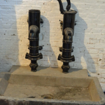 Waterbekken met pompen in de ruimte van de tentoonstelling Front 14/18 in het Waterliniemuseum in Bunnik<br/>Copyright © JTravel.nl Waterbekken met pompen in de ruimte van de tentoonstelling Front 14/18 in het Waterliniemuseum in Bunnik / Copyright © JTravel.nl