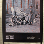 De 3D foto 'Vijandelijk vliegtuigwrak' tijdens de tentoonstelling Front 14/18 in het Waterliniemuseum in Bunnik<br/>Copyright © JTravel.nl De 3D foto 'Vijandelijk vliegtuigwrak' tijdens de tentoonstelling Front 14/18 in het Waterliniemuseum in Bunnik / Copyright © JTravel.nl