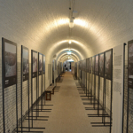 De gang met aan beide zijden de foto's van de tentoonstelling Front 14/18 in het Waterliniemuseum in Bunnik<br/>Copyright © JTravel.nl De gang met aan beide zijden de foto's van de tentoonstelling Front 14/18 in het Waterliniemuseum in Bunnik / Copyright © JTravel.nl