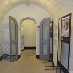 De toegangsdeur tot een ruimte van de tentoonstelling Front 14/18 in het Waterliniemuseum in Bunnik<br/>Copyright © JTravel.nl De toegangsdeur tot een ruimte van de tentoonstelling Front 14/18 in het Waterliniemuseum in Bunnik / Copyright © JTravel.nl