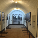 De gang met aan beide zijden de foto's van de tentoonstelling Front 14/18 in het Waterliniemuseum in Bunnik<br/>Copyright © JTravel.nl De gang met aan beide zijden de foto's van de tentoonstelling Front 14/18 in het Waterliniemuseum in Bunnik / Copyright © JTravel.nl