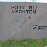 Het bord Fort bij Vechten bij de parkeerplaats bij het Waterliniemuseum in Bunnik<br/>Copyright © JTravel.nl Het bord Fort bij Vechten bij de parkeerplaats bij het Waterliniemuseum in Bunnik / Copyright © JTravel.nl