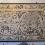 Een wereldkaart aan de muur van de zaal van Kasteel Doorwerth<br/>Copyright ยฉ JTravel.nl Een wereldkaart aan de muur van de zaal van Kasteel Doorwerth / Copyright ยฉ JTravel.nl