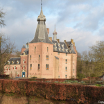 De zijkant van Kasteel Doorwerth met de moestuin<br/>Copyright ยฉ JTravel.nl De zijkant van Kasteel Doorwerth met de moestuin / Copyright ยฉ JTravel.nl