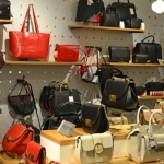 In de winkel van Tassenmuseum Hendrikje aan de Herengracht in Amsterdam<br/>Copyright ยฉ JTravel.nl In de winkel van Tassenmuseum Hendrikje aan de Herengracht in Amsterdam / Copyright ยฉ JTravel.nl