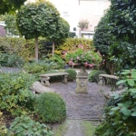 In de tuin van Tassenmuseum Hendrikje aan de Herengracht in Amsterdam<br/>Copyright ยฉ JTravel.nl In de tuin van Tassenmuseum Hendrikje aan de Herengracht in Amsterdam / Copyright ยฉ JTravel.nl