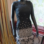 Een zwart-witte cocktailjurk van wol en zijde op de tijdelijke tentoonstelling 'Made in Italy' in het Tassenmuseum Hendrikje aan de Herengracht in Amsterdam<br/>Copyright ยฉ JTravel.nl Een zwart-witte cocktailjurk van wol en zijde op de tijdelijke tentoonstelling 'Made in Italy' in het Tassenmuseum Hendrikje aan de Herengracht in Amsterdam / Copyright ยฉ JTravel.nl
